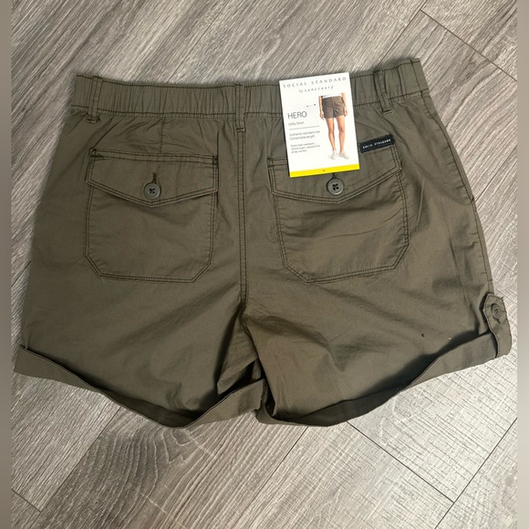 Utility Shorts 🌿 - Picture 2 of 5